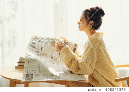 カフェで新聞を読む女性 108243376