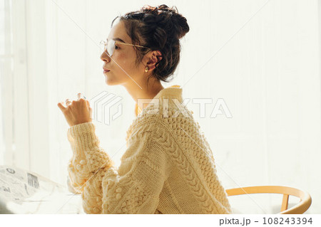 カフェで新聞を読みながら談笑する女性 カフェで新聞を読みながら談笑する女性 108243394