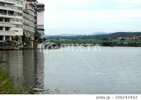 水郷日田の三隈川沿いの風景 亀山公園 水郷日田の三隈川沿いの風景 亀山公園 108243402
