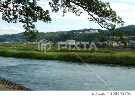 水郷日田の三隈川沿いの風景 水郷日田の三隈川沿いの風景 108243756