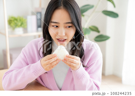 おにぎり 108244235