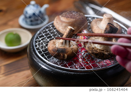 秋の味覚　しいたけを七輪で焼く 焼き椎茸 焼きしいたけ 108245404