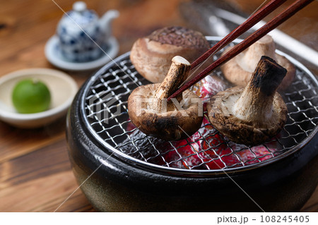 秋の味覚 しいたけを七輪で焼く 焼き椎茸 焼きしいたけ 秋の味覚 しいたけを七輪で焼く 焼き椎茸 焼きしいたけ 108245405