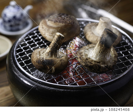 秋の味覚 しいたけを七輪で焼く 焼き椎茸 焼きしいたけ 秋の味覚 しいたけを七輪で焼く 焼き椎茸 焼きしいたけ 108245408