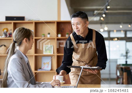 カフェで働くアジア人男性店員 108245481