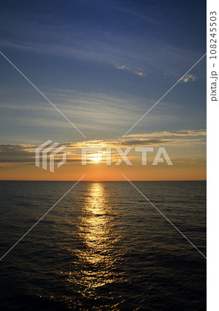 太平洋の日の出　新しい朝の始まり 108245503