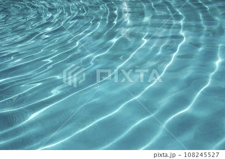 水面の波紋の写真。太陽の光を浴びて水面は波紋を造りキラキラと波のように動く 108245527