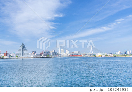 青森県青森市　青森湾から望む青森観光物産館アスパム・青森ベイブリッジ・青函連絡船八甲田丸 108245952