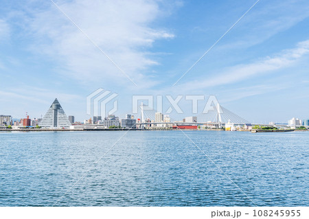 青森県青森市　青森湾から望む青森観光物産館アスパム・青森ベイブリッジ・青函連絡船八甲田丸 108245955