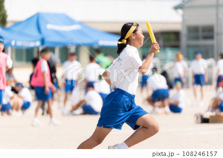 中学校の体育祭でリレーを走る女子生徒 108246157