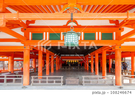 広島 宮島 厳島神社 拝殿から本社本殿をのぞむ 社殿 広島 宮島 厳島神社 拝殿から本社本殿をのぞむ 社殿 108246674