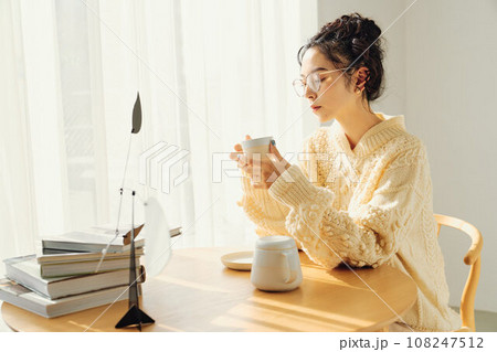 コーヒーを飲む女性 コーヒーを飲む女性 108247512