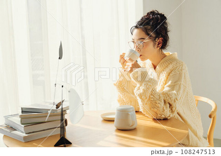 コーヒーを飲む女性 108247513
