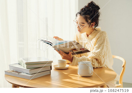 読書をする女性 108247519