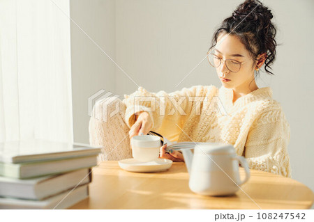 読書をする女性 読書をする女性 108247542