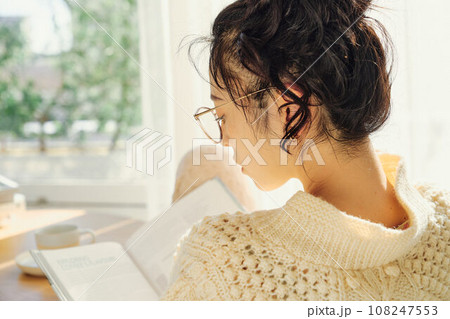 読書をする女性 108247553