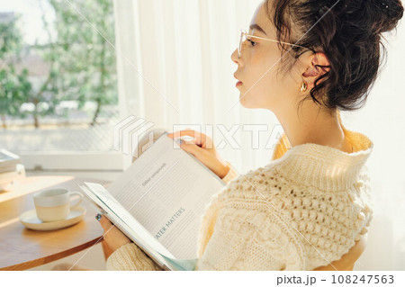 読書をする女性 読書をする女性 108247563