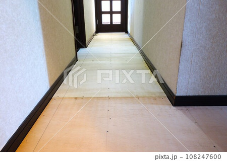 床の張替え施工中 床の張替え施工中 108247600