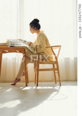 新聞を読む女性 新聞を読む女性 108247790
