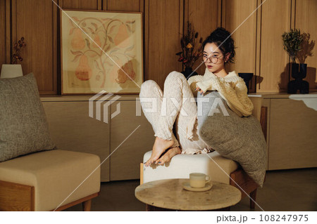 部屋でリラックスする女性 部屋でリラックスする女性 108247975