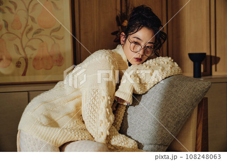 部屋でリラックスする女性 108248063