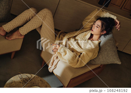 部屋でリラックスする女性 108248192