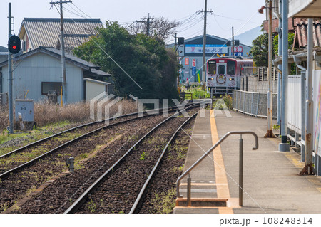 駅舎周辺　 駅舎のすぐ真裏一面に有明海が広がる無人駅(大三東駅)「島原鉄道 大三東」 108248314