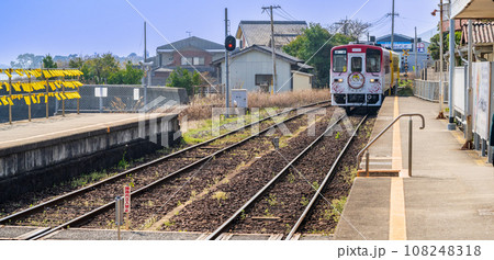 駅舎構内風景　駅舎のすぐ真裏一面に有明海が広がる無人駅(大三東駅)「島原鉄道 大三東」 108248318