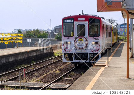 駅舎構内風景　 駅舎のすぐ真裏一面に有明海が広がる無人駅(大三東駅)「島原鉄道 大三東」 108248322