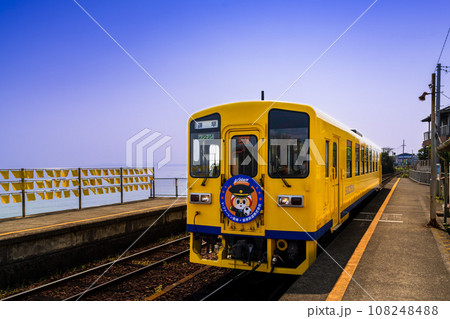 幸せ祈願のハンカチと列車 駅舎のすぐ真裏一面に有明海が広がる無人駅(大三東駅)「島原鉄道 大三東」 幸せ祈願のハンカチと列車 駅舎のすぐ真裏一面に有明海が広がる無人駅(大三東駅)「島原鉄道 大三東」 108248488