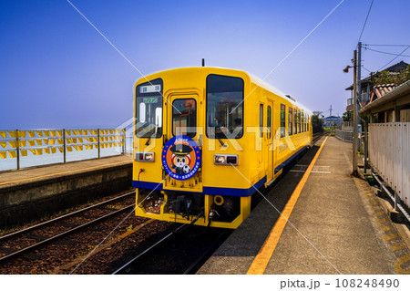 幸せ祈願のハンカチと列車 駅舎のすぐ真裏一面に有明海が広がる無人駅(大三東駅)「島原鉄道 大三東」 幸せ祈願のハンカチと列車 駅舎のすぐ真裏一面に有明海が広がる無人駅(大三東駅)「島原鉄道 大三東」 108248490