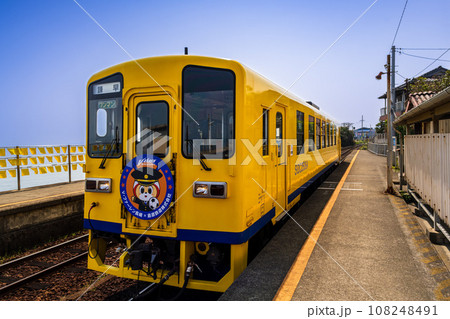 幸せ祈願のハンカチと列車  駅舎のすぐ真裏一面に有明海が広がる無人駅(大三東駅)「島原鉄道 大三東」 幸せ祈願のハンカチと列車  駅舎のすぐ真裏一面に有明海が広がる無人駅(大三東駅)「島原鉄道 大三東」 108248491