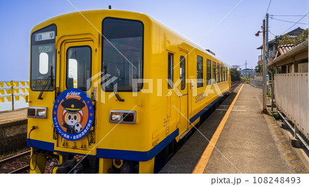 幸せ祈願のハンカチと列車 駅舎のすぐ真裏一面に有明海が広がる無人駅(大三東駅)「島原鉄道 大三東」 幸せ祈願のハンカチと列車 駅舎のすぐ真裏一面に有明海が広がる無人駅(大三東駅)「島原鉄道 大三東」 108248493