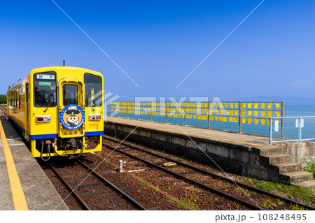 幸せ祈願のハンカチと列車 駅舎のすぐ真裏一面に有明海が広がる無人駅(大三東駅)「島原鉄道 大三東」 幸せ祈願のハンカチと列車 駅舎のすぐ真裏一面に有明海が広がる無人駅(大三東駅)「島原鉄道 大三東」 108248495