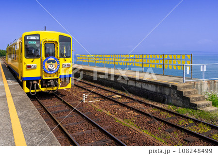 幸せ祈願のハンカチと列車　 駅舎のすぐ真裏一面に有明海が広がる無人駅(大三東駅)「島原鉄道 大三東」 108248499