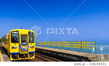 幸せ祈願のハンカチと列車　 駅舎のすぐ真裏一面に有明海が広がる無人駅(大三東駅)「島原鉄道 大三東」 108248501