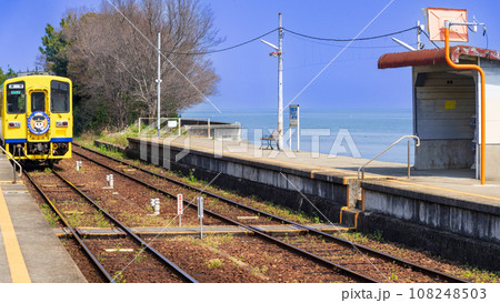 黄色い列車と構内風景  駅舎のすぐ真裏一面に有明海が広がる無人駅(大三東駅)「島原鉄道 大三東」 黄色い列車と構内風景  駅舎のすぐ真裏一面に有明海が広がる無人駅(大三東駅)「島原鉄道 大三東」 108248503