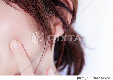 女性の顔　スキンケア 108248528