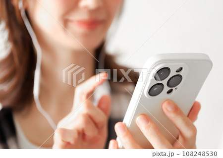 笑顔でスマホを操作する女性 笑顔でスマホを操作する女性 108248530