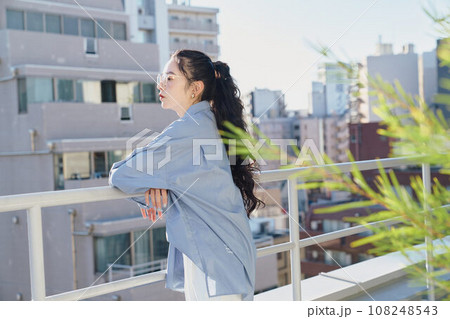 屋上で休憩する女性 108248543