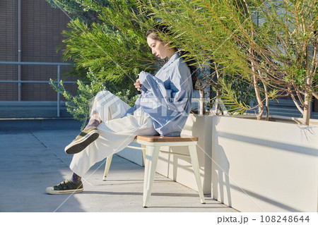 屋上で休憩する女性 108248644