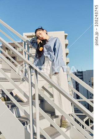 オフィスカジュアルなビジネスウーマン 108248745