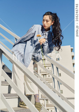 オフィスカジュアルなビジネスウーマン オフィスカジュアルなビジネスウーマン 108248748