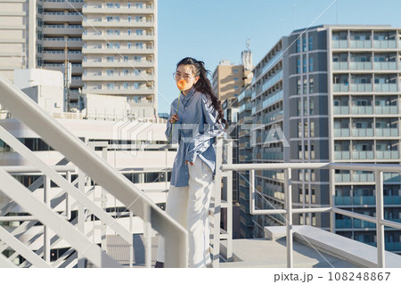 オフィスカジュアルなビジネスウーマン オフィスカジュアルなビジネスウーマン 108248867