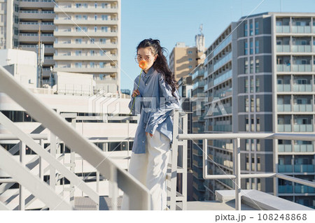 オフィスカジュアルなビジネスウーマン オフィスカジュアルなビジネスウーマン 108248868