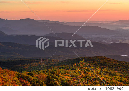 福島県・磐梯吾妻スカイラインから望む山並みの絶景 福島県・磐梯吾妻スカイラインから望む山並みの絶景 108249004