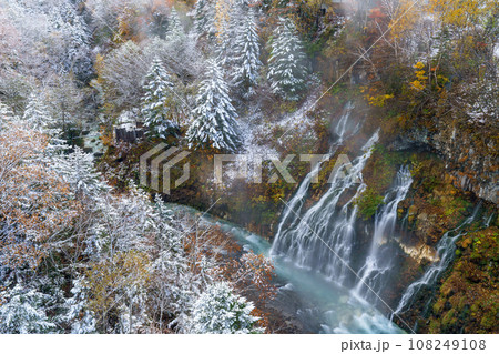 白髭の滝　紅葉と雪　北海道観光10月の絶景 108249108