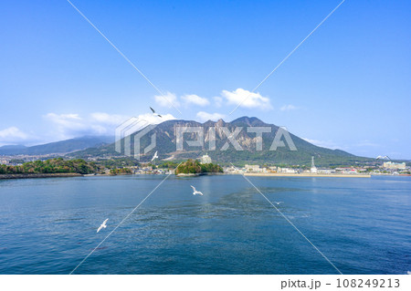 雲仙普賢岳と島原港・島原市風景　うららかな春空を背景にフェリー航海　(長崎県島原市・熊本県・有明海) 108249213
