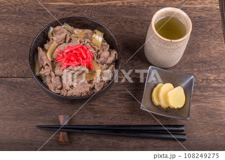 牛丼と緑茶と沢庵 108249275