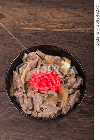 紅生姜を乗せた牛丼 108249277